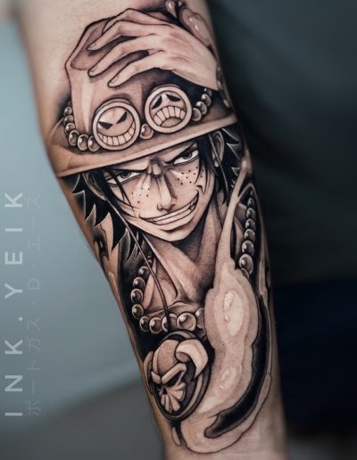 Tatuaje anime en blanco y negro en Barcelona con diseño de personaje icónico con sombrero y llamas. Sombreado detallado y líneas definidas en Black Haru Tattoo Studio.