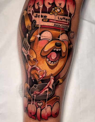 Tatuaje anime a color en Barcelona con un diseño detallado y vibrante, representando a un personaje animado en un estilo dinámico, realizado en Black Haru Tattoo Studio.