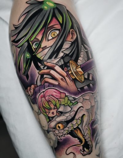 Tatuaje anime a color en Barcelona inspirado en Demon Slayer, con detalles intensos, colores vibrantes y una composición dinámica en Black Haru Tattoo Studio.