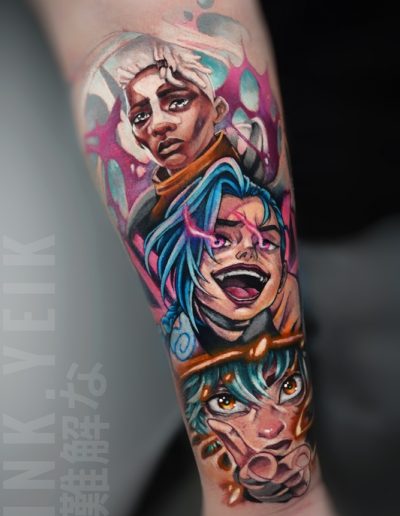Tatuaje anime a color en Barcelona con personajes expresivos y una paleta vibrante de tonos eléctricos. Diseño dinámico y detallado en Black Haru Tattoo Studio.