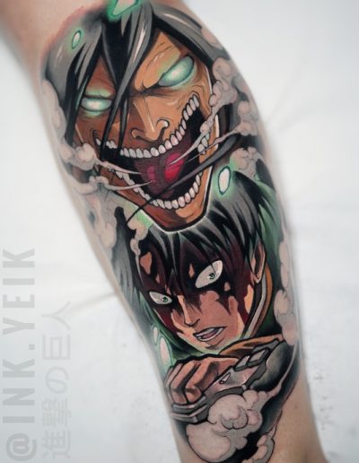 Tatuaje anime a color en Barcelona con un impactante diseño de personaje transformado, con detalles vibrantes en tonos verdes y rojos. Arte detallado y dinámico en Black Haru Tattoo Studio.