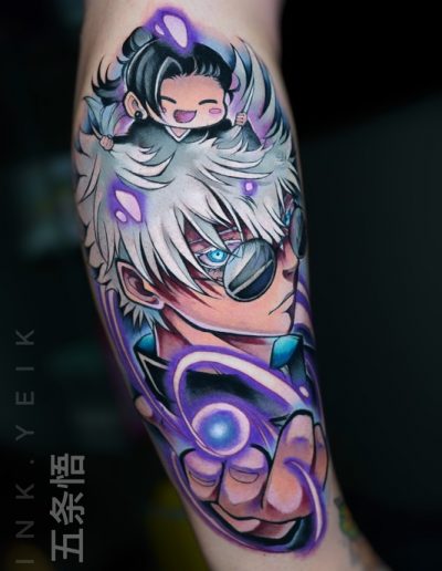 Tatuaje anime a color en Barcelona con diseño vibrante de personaje icónico, tonos morados y azules intensos. Detalles brillantes y alto contraste en Black Haru Tattoo Studio.