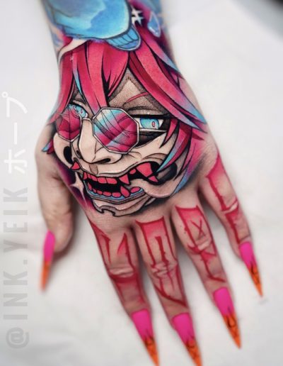 Tatuaje neojaponés con líneas fluidas y colores vibrantes