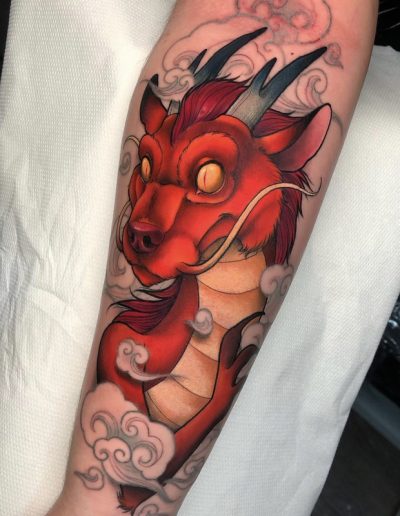 Tatuaje neotradicional con colores intensos en Black Haru Barcelona