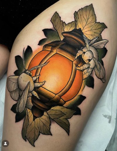 Detalle de tatuaje neotradicional con contornos definidos y profundidad