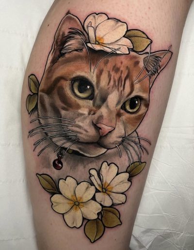 Detalle de tatuaje neotradicional con contornos definidos y profundidad