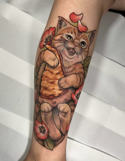 Detalle de tatuaje neotradicional con contornos definidos y profundidad