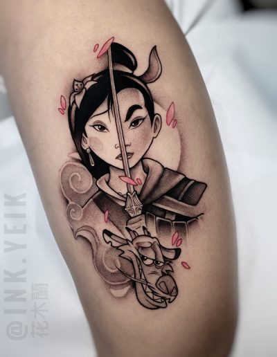 Tatuaje anime en blanco y negro en Barcelona con diseño de personaje femenino con espada y detalles en rojo. Sombreado suave y líneas precisas en Black Haru Tattoo Studio.