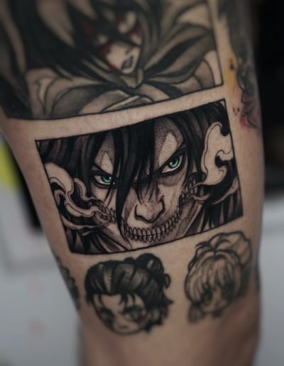 Tatuaje anime en blanco y negro en Barcelona con diseño de viñetas manga y mirada intensa con ojos verdes. Sombras detalladas y alto contraste en Black Haru Tattoo Studio.