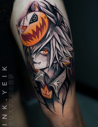 Tatuaje anime en blanco y negro en Barcelona con detalles en color naranja y rojo. Diseño de personaje con máscara y mirada intensa en Black Haru Tattoo Studio.