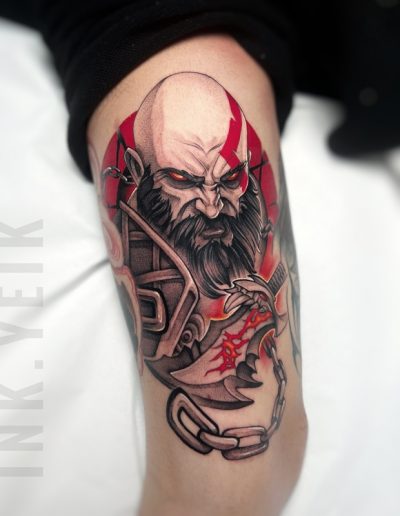 Tatuaje anime en blanco y negro en Barcelona con detalles en rojo, representando un personaje guerrero con expresión intensa. Realizado en Black Haru Tattoo Studio.