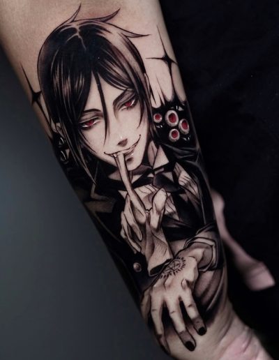 Tatuaje anime en blanco y negro en Barcelona con diseño de personaje oscuro y mirada intensa en el antebrazo. Detalles sombreados y estilo realista en Black Haru Tattoo Studio.