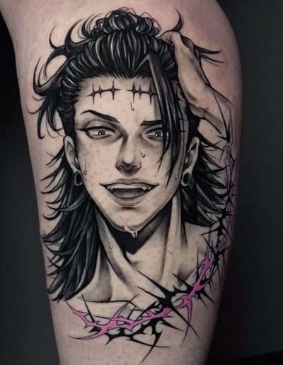 Tatuaje anime en blanco y negro en Barcelona con diseño detallado de personaje expresivo y efectos de sombra. Trazos precisos y toques de color en Black Haru Tattoo Studio.