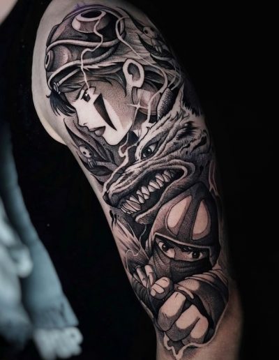 Tatuaje anime en blanco y negro en Barcelona con diseño de personajes icónicos y criatura feroz en el brazo. Sombras detalladas y gran realismo en Black Haru Tattoo Studio.